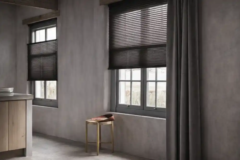 Beton duvarlı, geniş pencereli ve yarı kapalı stor perdeli minimalist modern iç mekân.